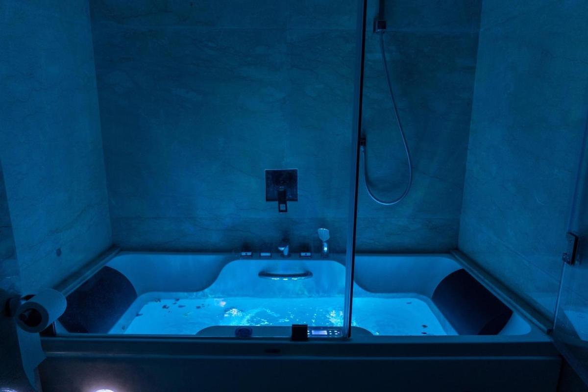 Two Bed Luxury Appt With Air Conditioning Parking And Pool *