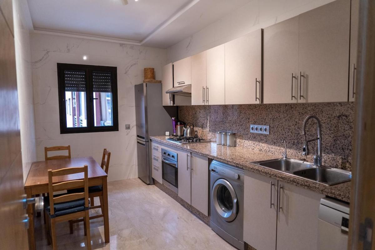 Two Bed Luxury Appt With Air Conditioning Parking And Pool Apartment *