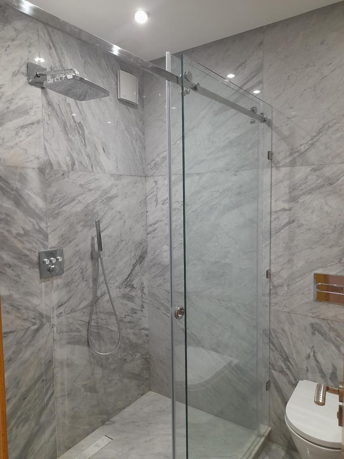 Two Bed Luxury Appt With Air Conditioning Parking And Pool *
